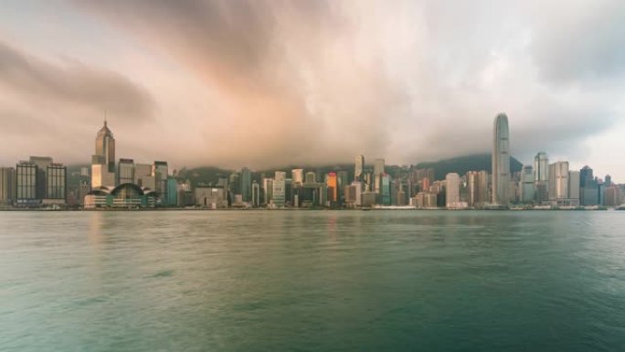 时光流逝香港城市天际线。香港维多利亚港对面的景色。
