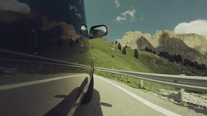 在欧洲阿尔卑斯山的多洛米蒂上行驶的POV汽车