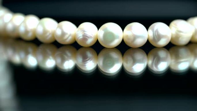 珠宝店反射面白珍珠项链微距拍摄