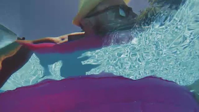 自拍:男子在游泳池里漂浮着充气床垫