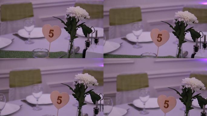 婚礼接待厅配有优雅的餐桌布置
