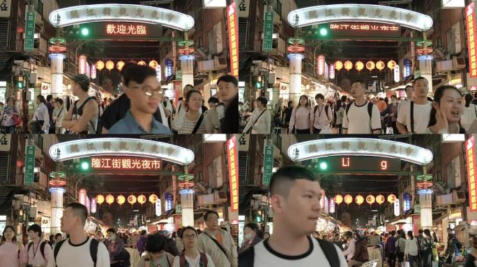 人们在台湾台北的2017年4月10日参观通化夜市。通化夜市是最古老，最受欢迎的夜市之一