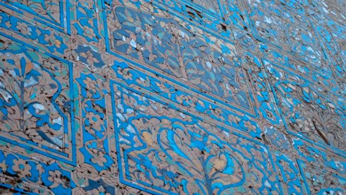 古印度寺庙墙壁上惊人美丽的蓝色花卉图案