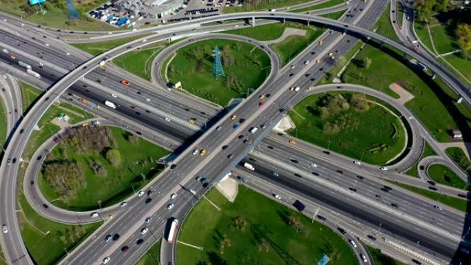 莫斯科高速公路交叉口交通步道的鸟瞰图。