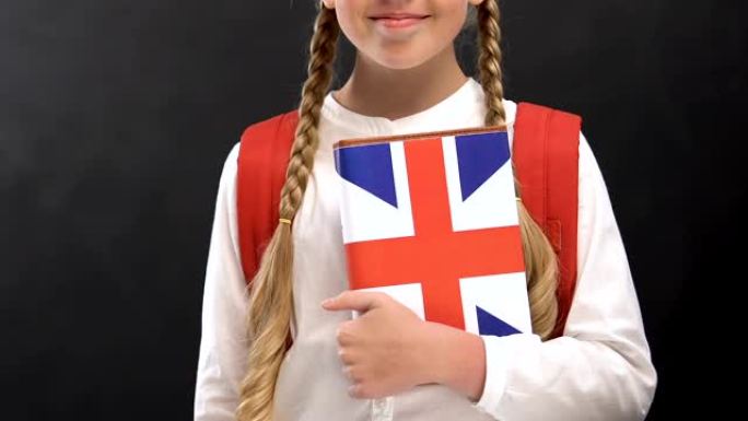 女学生拿着英国国旗的书，英语学习，课程