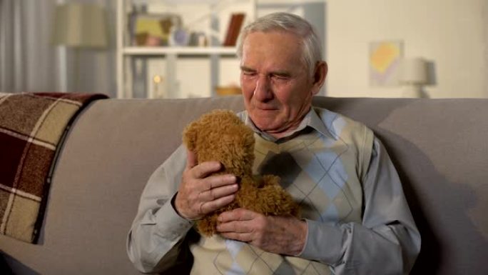 哭泣的老人拥抱泰迪熊，失踪的孙子，家庭支持