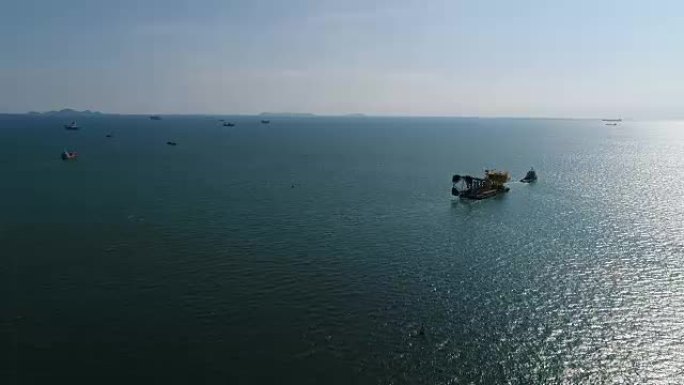 装载海洋石油钻机的拖船的鸟瞰图