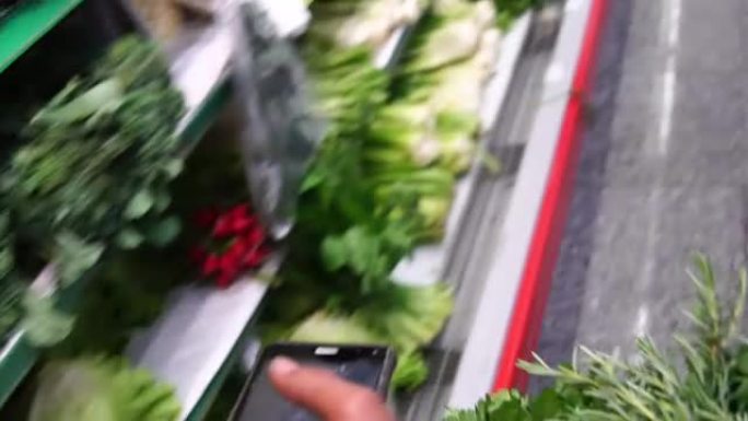 顾客在超市购买绿色蔬菜的观点