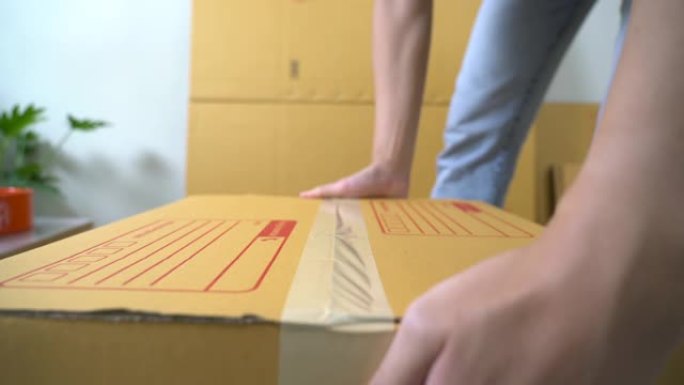 用包装胶带密封纸板箱的人