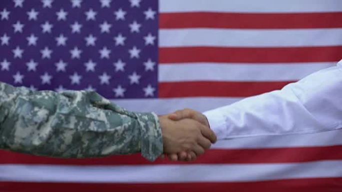 美国士兵和平民握手，政府合作，支持