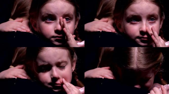 得罪小女孩哭泣拥抱母亲，遭受欺凌，受害者
