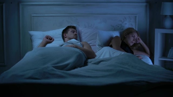 夫妻躺在床上，互相转身，残疾讨论问题