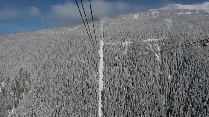 在滑雪胜地上升的4k视点滑雪缆车