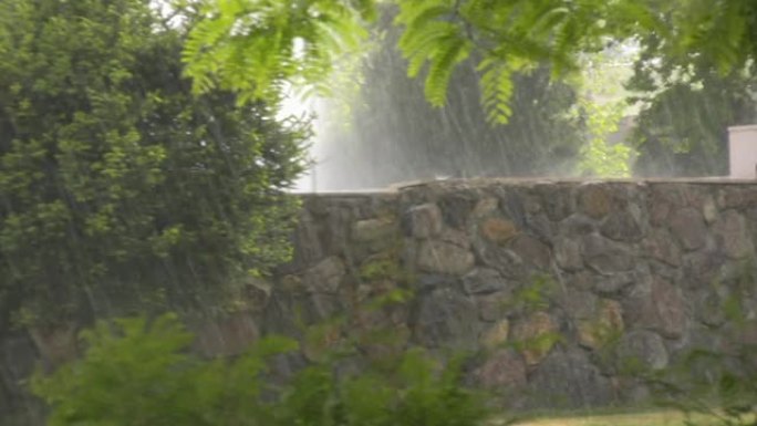 下雨开始暴雨大雨雨幕雨滴雨水打在石墙上