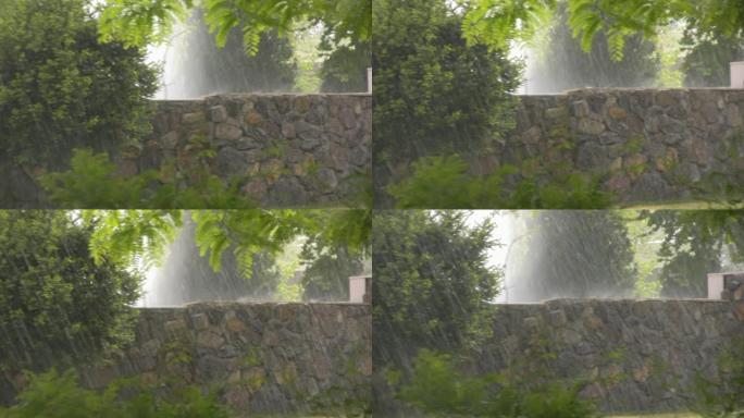 下雨开始暴雨大雨雨幕雨滴雨水打在石墙上