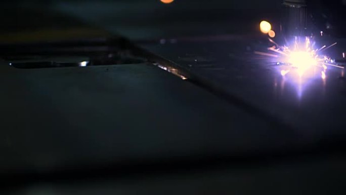等离子激光切割带火花的金属板
