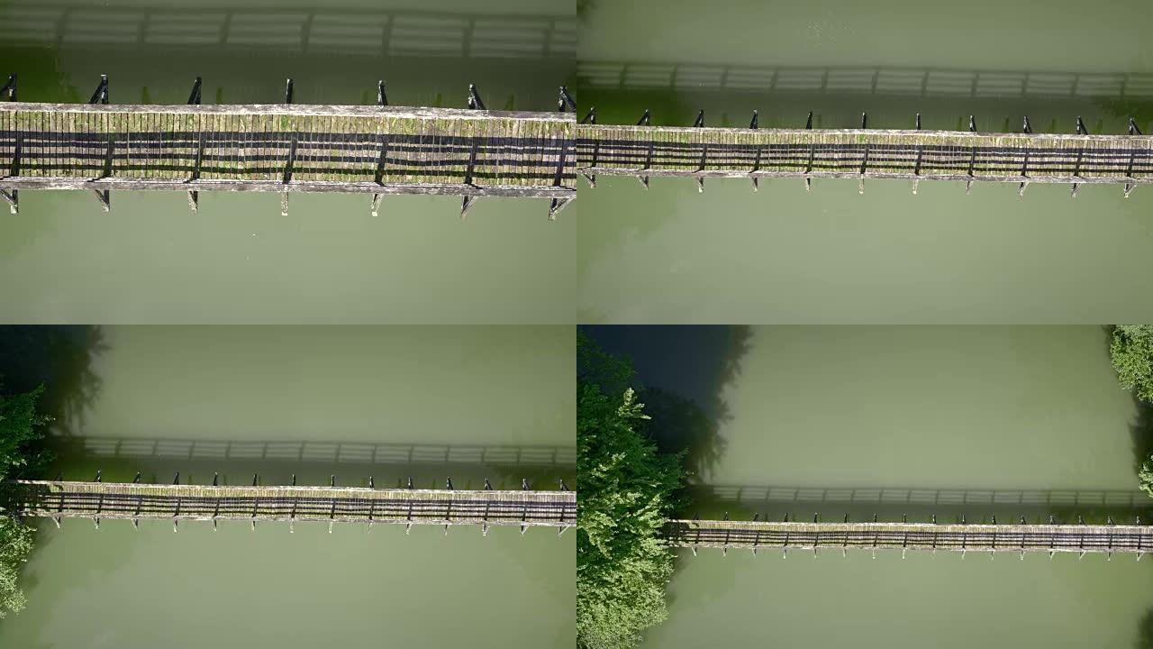 跨越水面的空中木桥