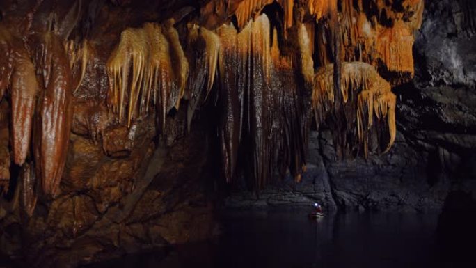 潘洞穴学家在地下河上划水