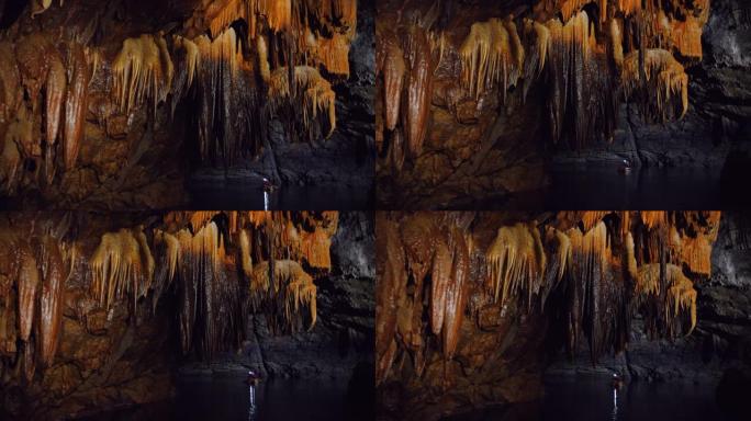 潘洞穴学家在地下河上划水