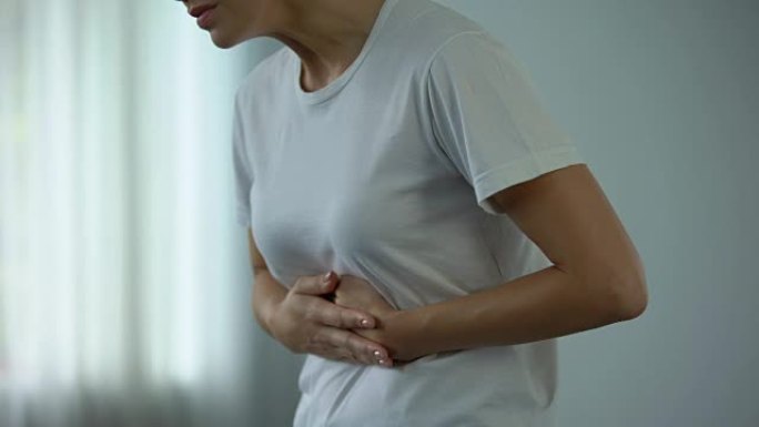 女人胃痛触摸肚子，患有胃炎，胰腺炎