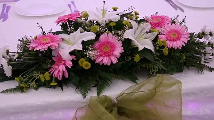 婚礼当天餐桌上有美丽的花。
