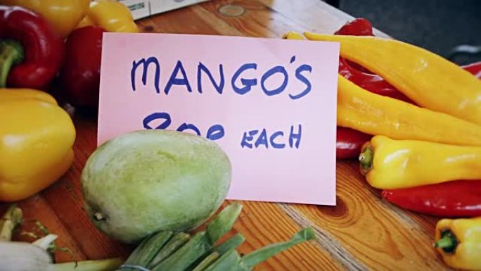 市场摊位上堆满蔬菜