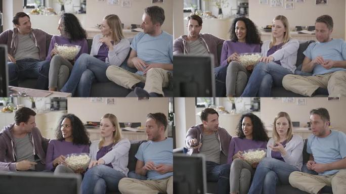 两对情侣看电视，聊天吃爆米花