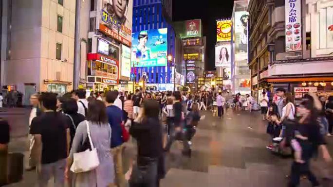 日本大阪道顿堀周围人群的时间流逝。