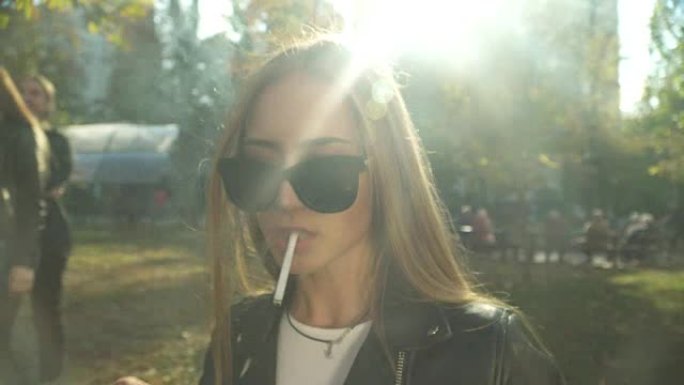 年轻女子在公园吸烟
