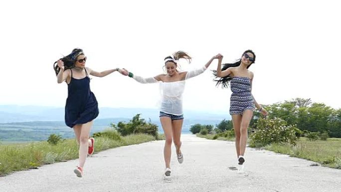 三名年轻女子在乡间小路上玩耍，慢动作