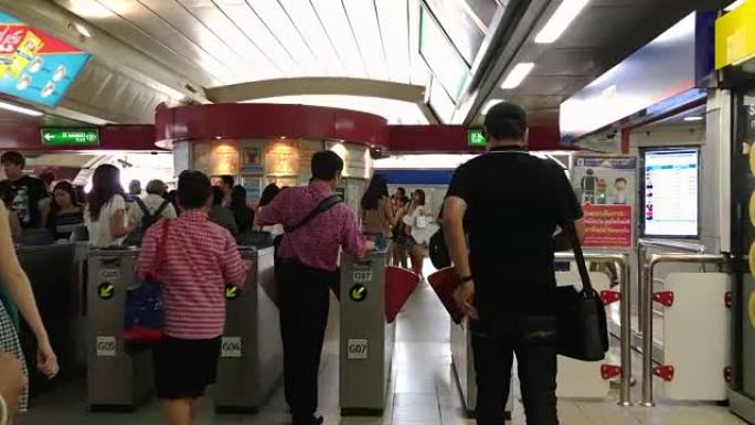 旅客在火车站通过检票口