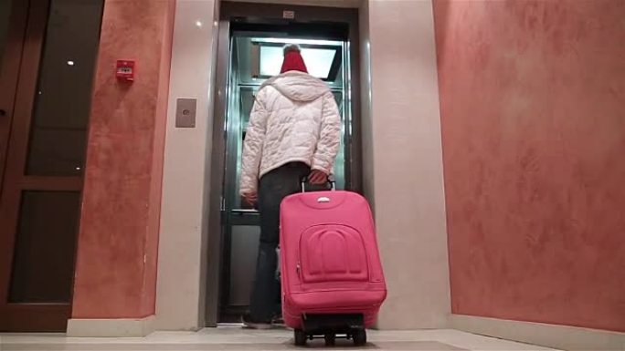 母女在酒店拖着行李箱，相机稳定拍摄