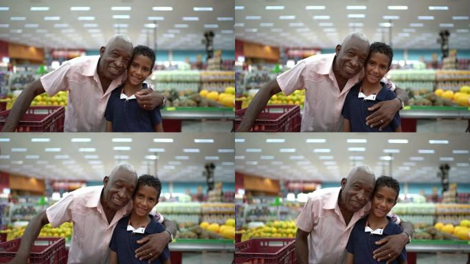超市的孙子和祖父肖像