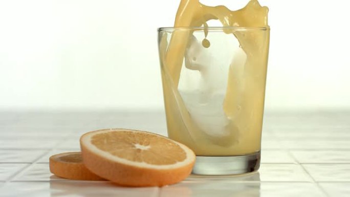 橙汁倒入玻璃中，慢动作