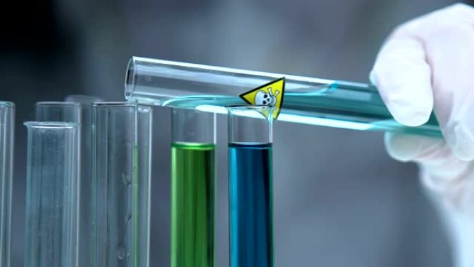 科学家在试管中添加有毒液体以分析化学成分