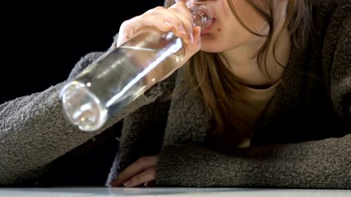 伤痕累累的女人喝伏特加，与抑郁症作斗争，女性酗酒成瘾