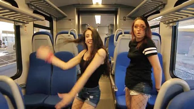 在火车内跳舞嘻哈外国少女劲舞列车