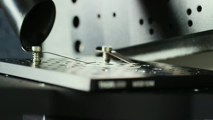 在室内制造设施中旋转的激光微机械系统的特写镜头