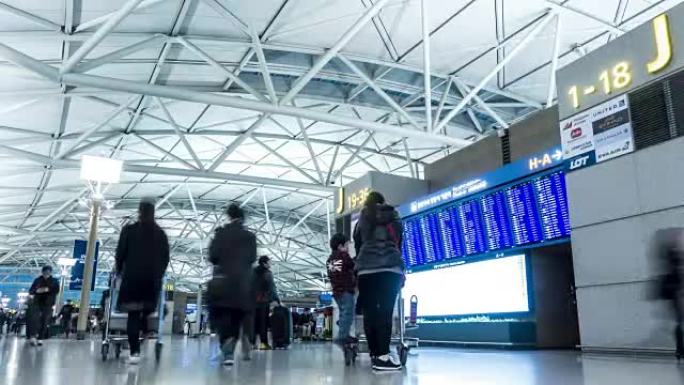 延时: 机场出发信息板的旅客
