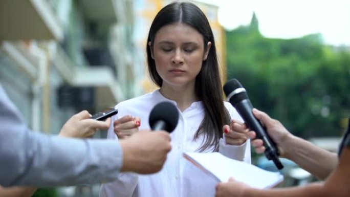 紧张的女性名人与烦恼的记者交谈，寻找丑闻