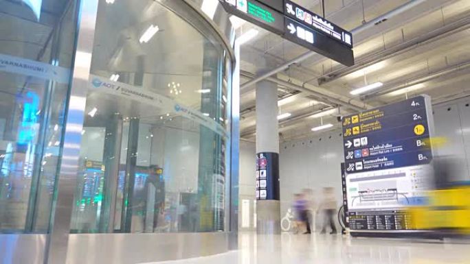 机场出发登机大厅拥挤的旅客的视频延时。