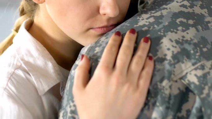 悲伤的女友在离开前拥抱了军队的男友，军队征兵