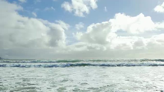 大西洋海浪滚入海滩