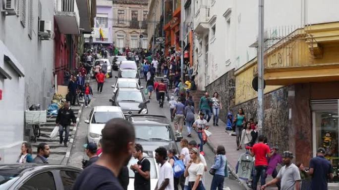 3月25日在圣保罗地区，数百人沿着拉德拉·波尔图·杰拉尔 (Ladeira Porto Geral)