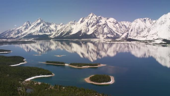 美丽的冰雪覆盖的山峰和杰克逊湖的鸟瞰图