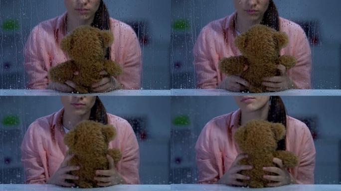痛苦的女士抱着泰迪熊，失踪的孩子和抑郁症