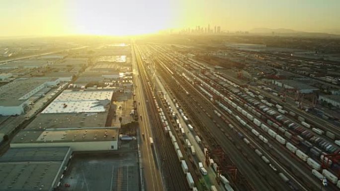 加州弗农巨大的多式联运场的火车轨道上闪耀着夕阳