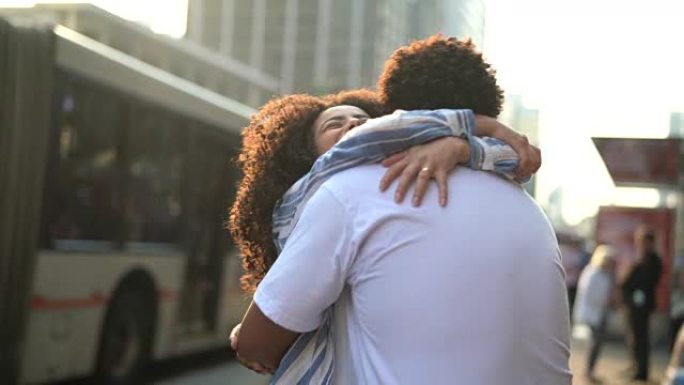 年轻夫妇在城市拥抱