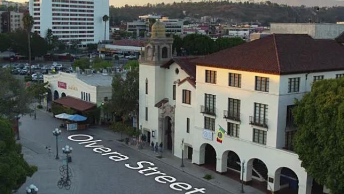 El Pueblo de Los Angeles带有浮动文字: “奥尔维拉街”-无人机射击