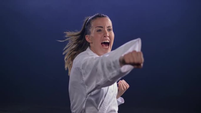 SLO MO LD女karateka表演一拳